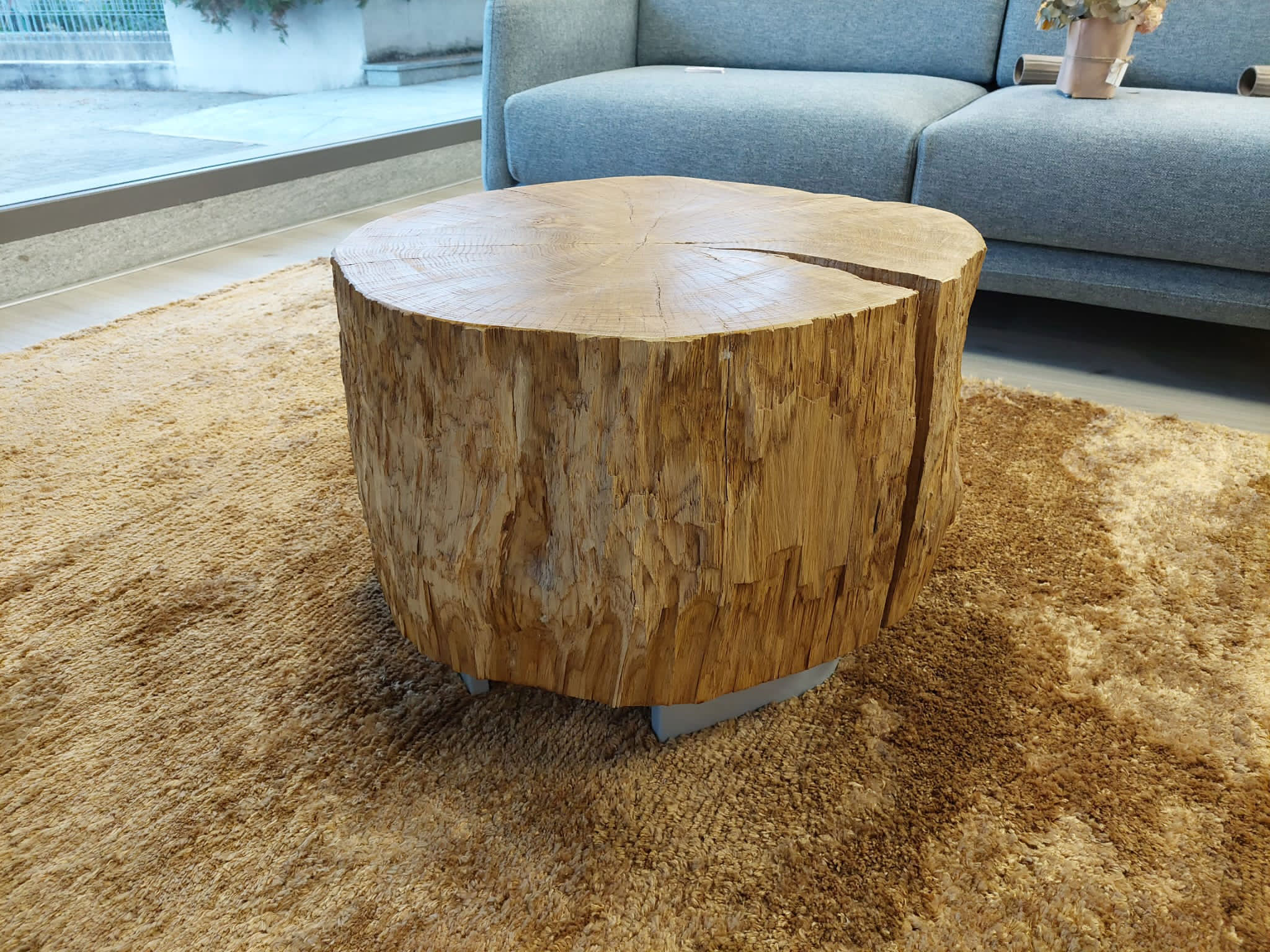 Tavolino da salotto ricavato da un tronco di rovere