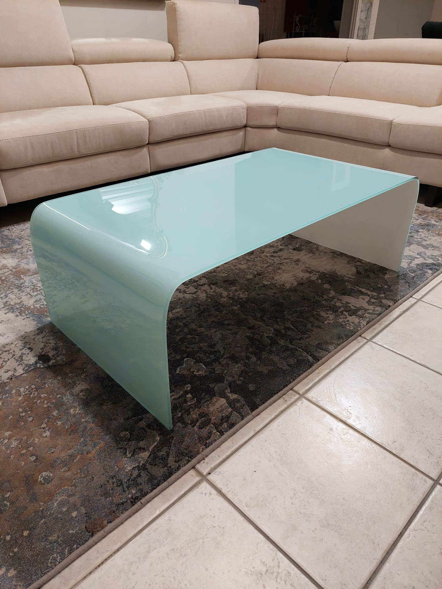 Tavolino da salotto in vetro curvo color azzurro