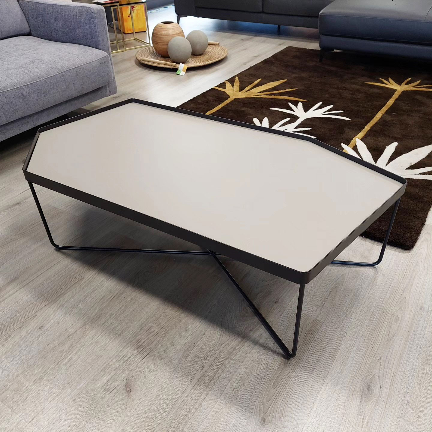 Tavolino da salotto di forma esagonale